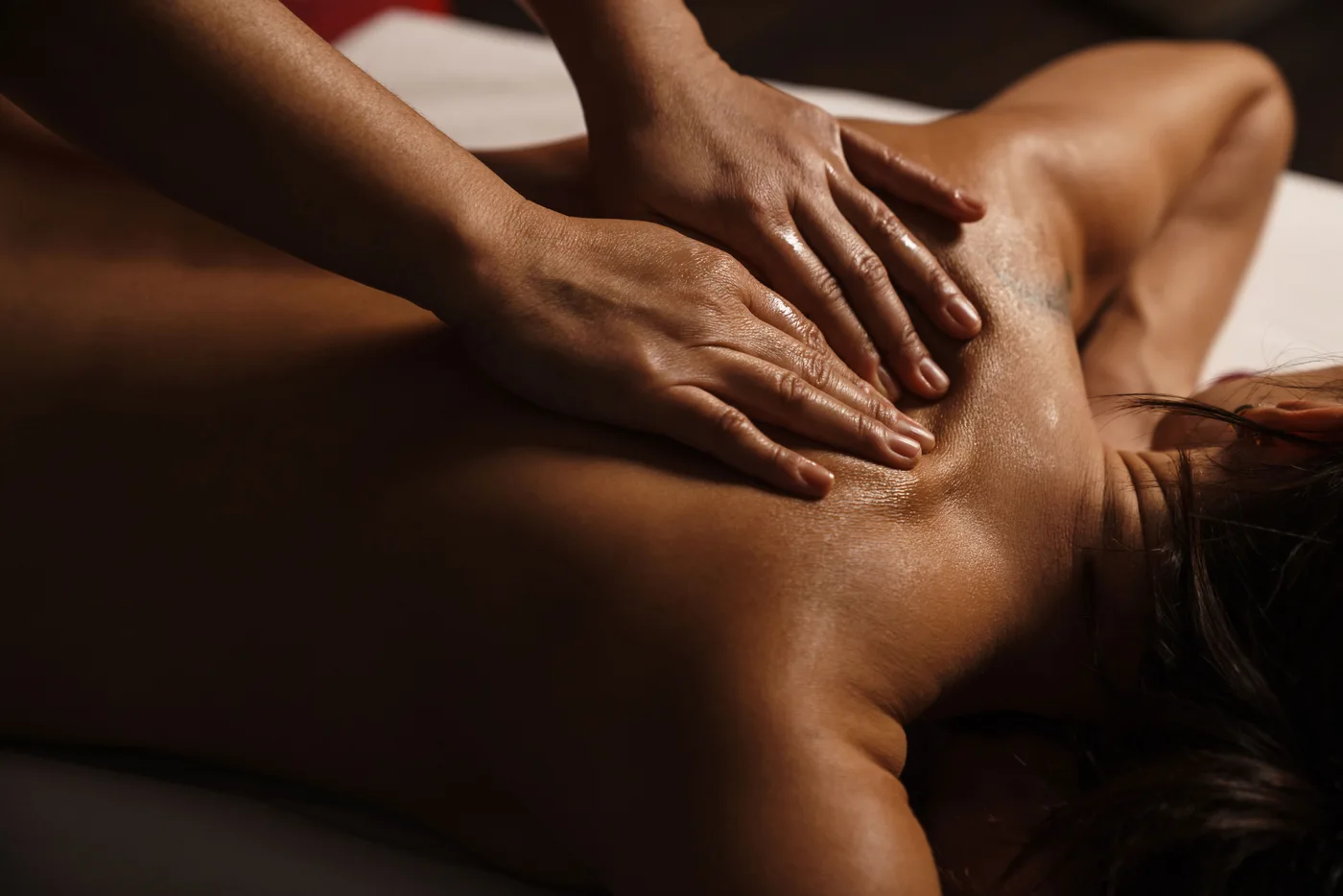 Sanfte manuelle Rückenmassage